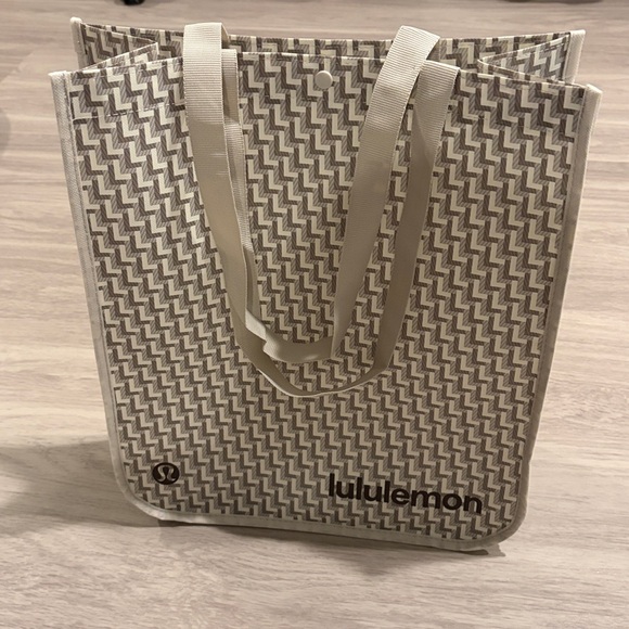 lululemon athletica Geometric Reusable Tote - Picture 2 of 2